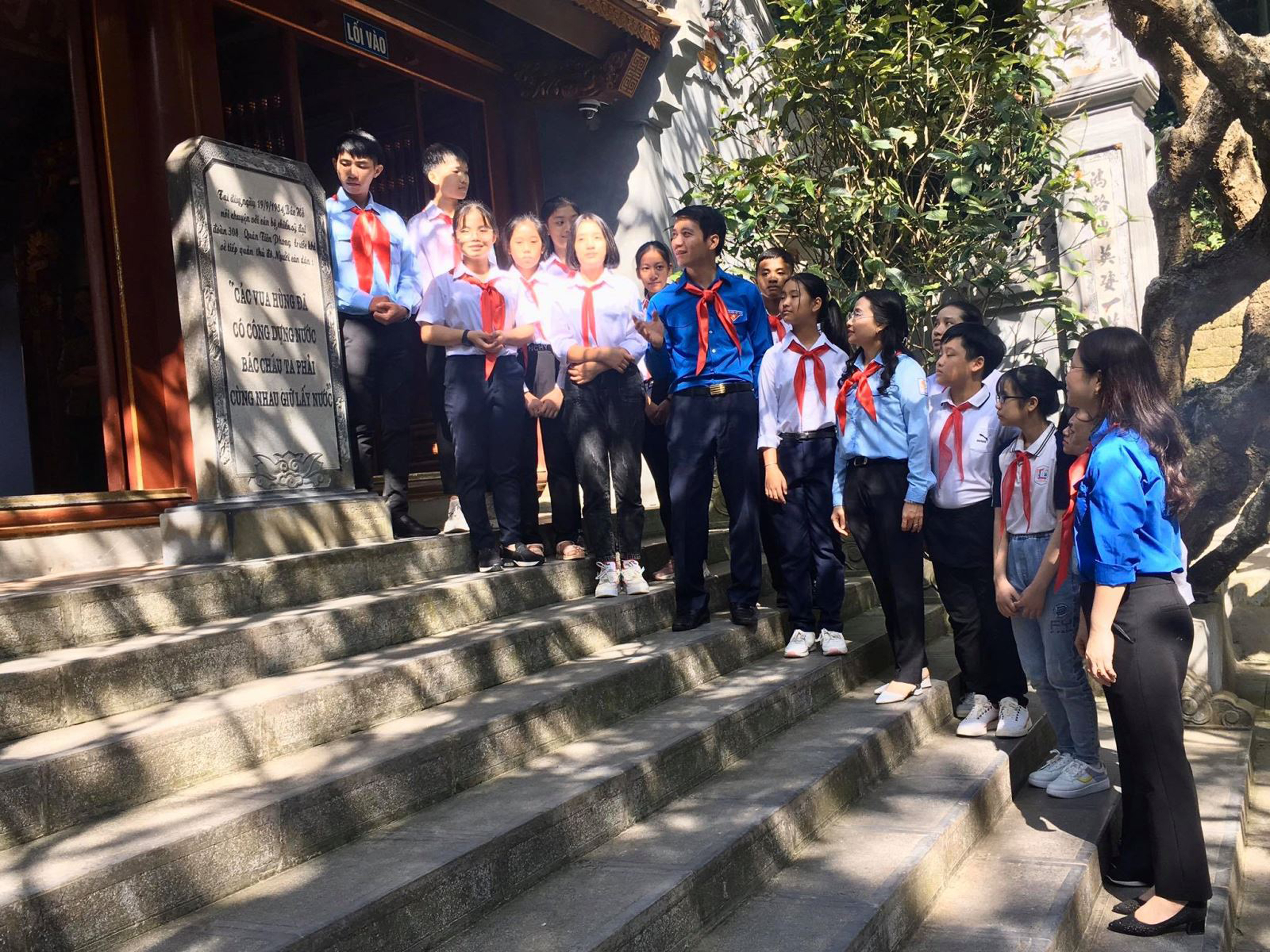 Những bông hoa dâng Bác